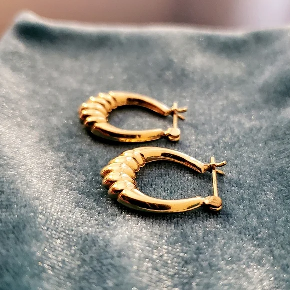 Scalloped Oval Ribbed Huggie Hoop Earrings - 14k Yellow Gold - Vintage